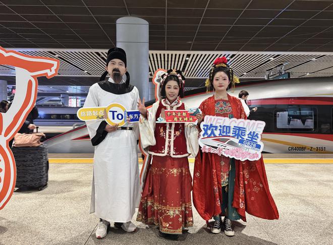 赴港高铁首发启程   西安碑林文旅“破圈”上高铁(图1)