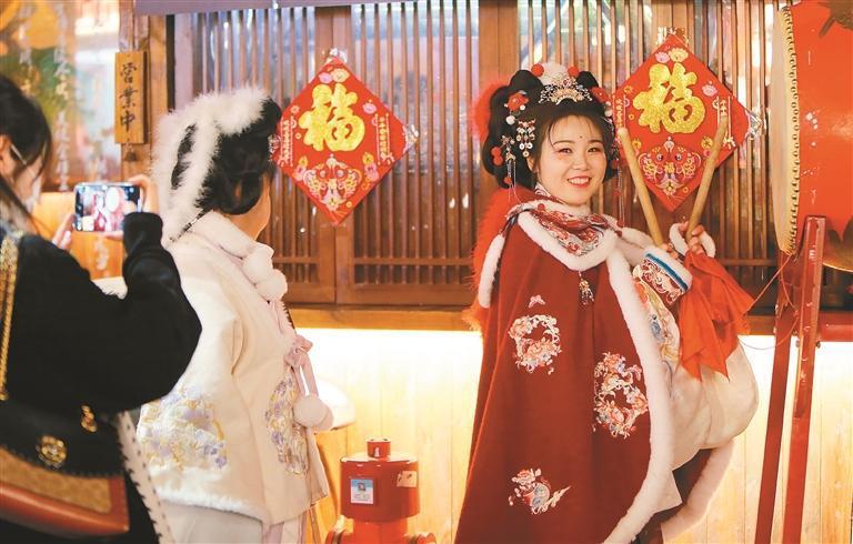 “西安年·最中国”城市IP大放异彩 春节假期全市3A级及以上景区和旅游休闲街区共接待游客16209万人次(图1)