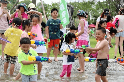 南方冰雪消费热潮：上海冰场人气旺盛
