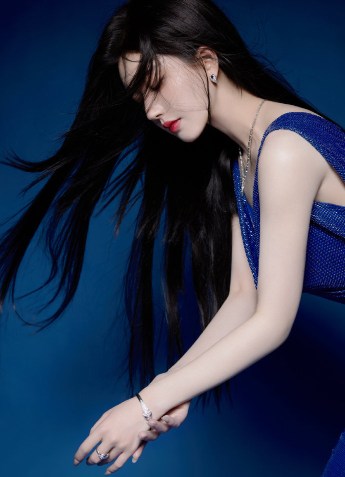 妈妈趴开双让儿子诵(图1)