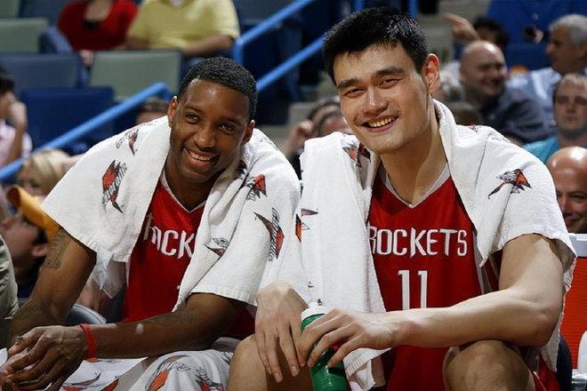 NBA安东尼来华与老友姚明相聚晚宴丰韵美女作陪被拍互动亲密(图1)